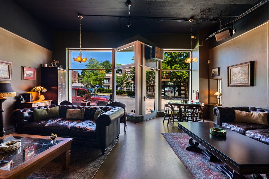 81 Coxe Ave, Asheville, NC à louer - Photo de l’immeuble – Image 2 sur 32