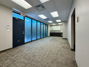 25 Valleywood Dr, Markham, ON à louer Photo intérieure– Image 1 sur 5
