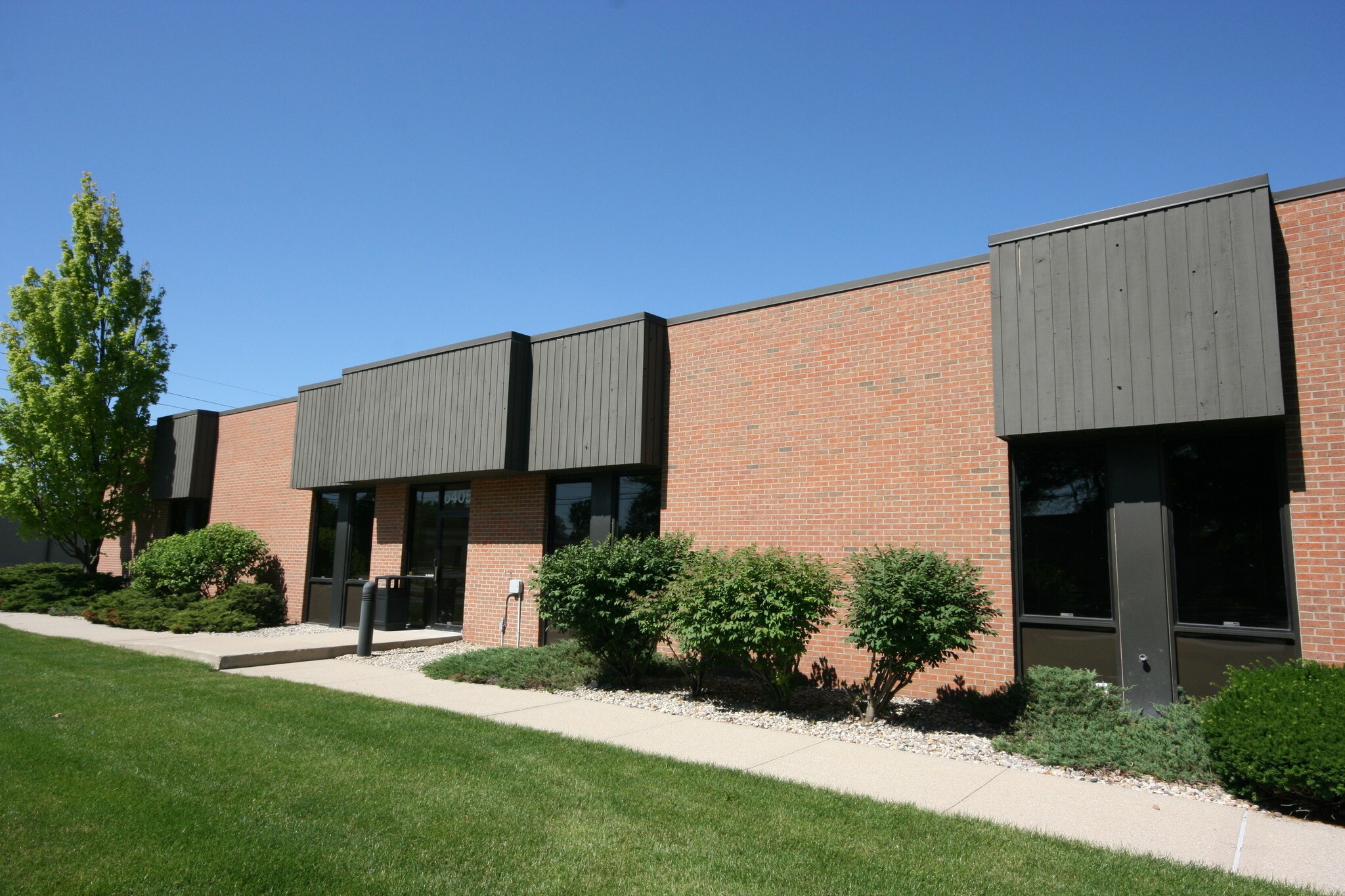 6405-6409 Castleway Ct, Indianapolis, IN à louer Photo de l’immeuble– Image 1 sur 3