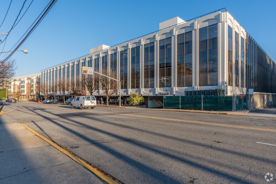 98 Cuttermill Rd, Great Neck, NY à louer - Photo de l’immeuble – Image 3 sur 12