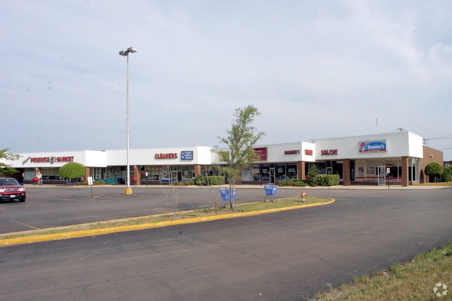 308-400 Rollins Rd, Round Lake Beach, IL à louer - Photo de l’immeuble – Image 3 sur 16