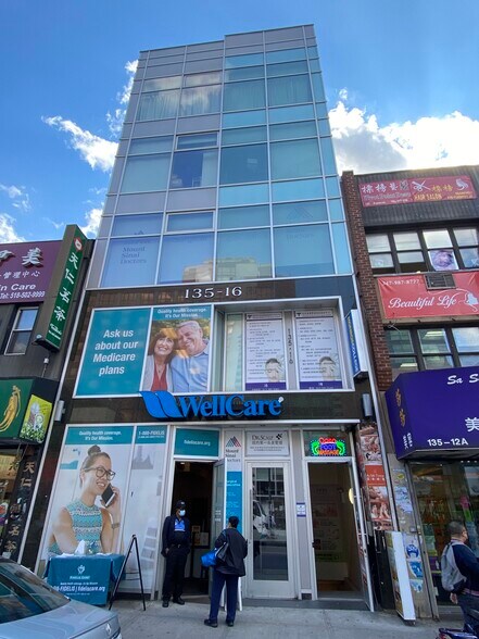135-16 Roosevelt Ave, Flushing, NY à louer - Photo de l’immeuble – Image 2 sur 5