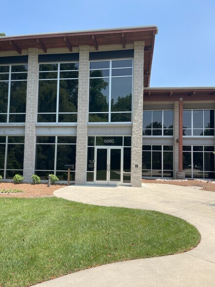 6880 Perry Creek Rd, Raleigh, NC à louer - Photo de l’immeuble – Image 2 sur 21