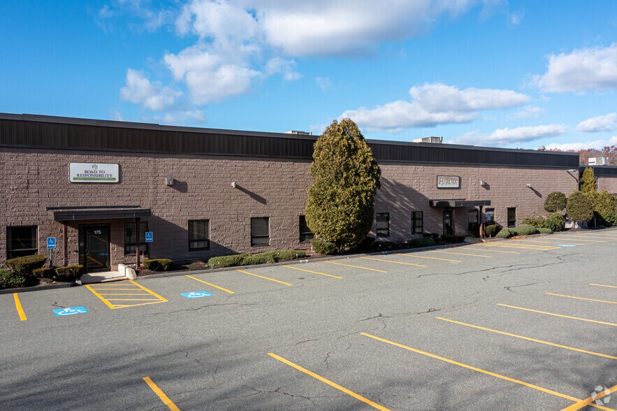 135-199 Bay State Dr, Braintree, MA à louer - Photo de l’immeuble – Image 2 sur 6