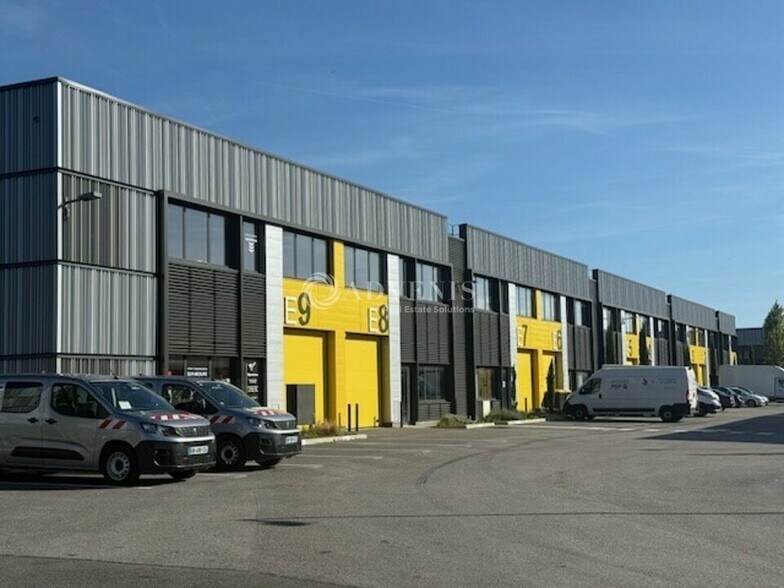 Local d'activités dans Poissy à vendre - Photo de l’immeuble – Image 3 sur 12