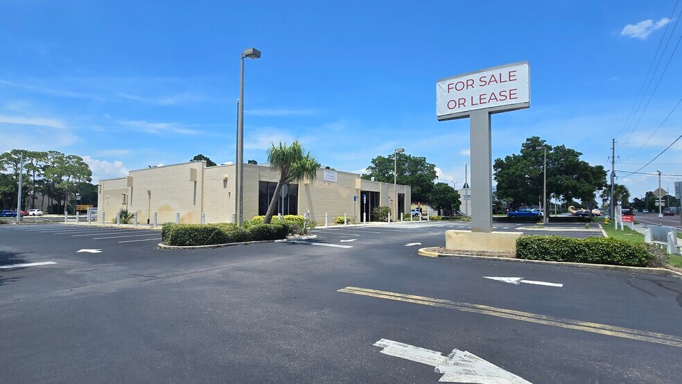8181 54th Ave N, Saint Petersburg, FL à louer - Photo de l’immeuble – Image 3 sur 11