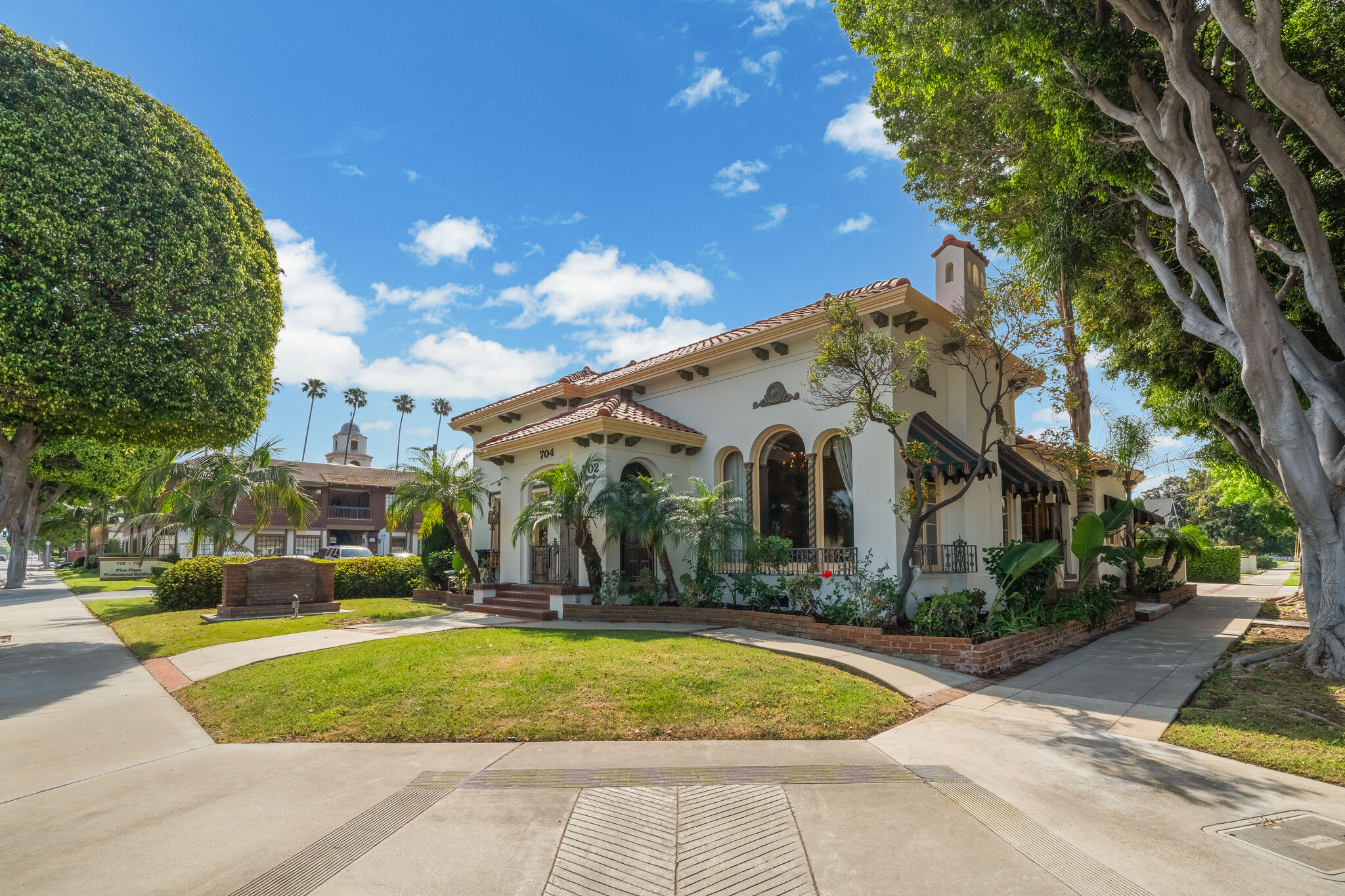 702-704 E Chapman Ave, Orange, CA à louer Photo principale– Image 1 sur 49