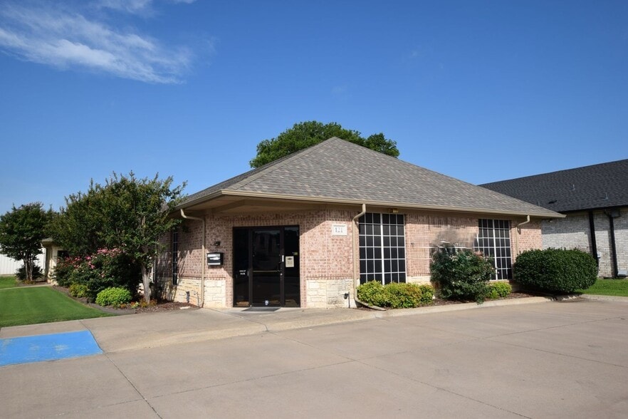 121 NW Newton Dr, Burleson, TX à vendre - Photo de l’immeuble – Image 2 sur 35