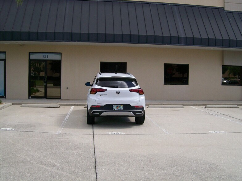 311 Specialty Pt, Sanford, FL à louer - Photo de l’immeuble – Image 2 sur 14