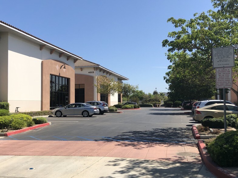 4023 Camino Ranchero, Camarillo, CA à louer - Photo de l’immeuble – Image 3 sur 6