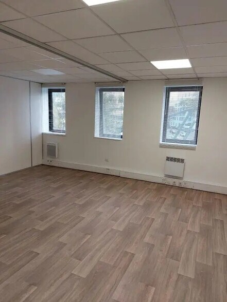 Bureau dans Nanterre à louer - Photo de l’immeuble – Image 2 sur 16