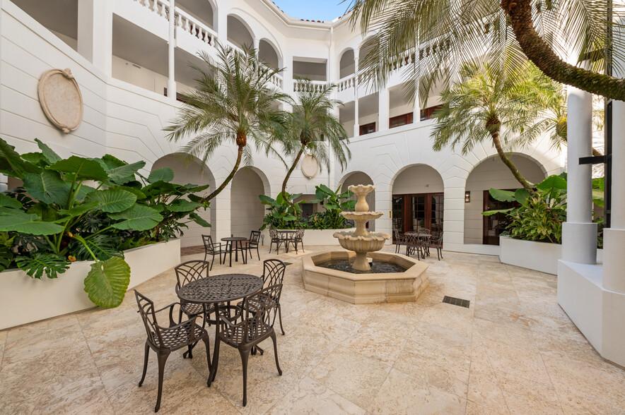 440 Royal Palm Way, Palm Beach, FL à louer - Photo de l’immeuble – Image 3 sur 12