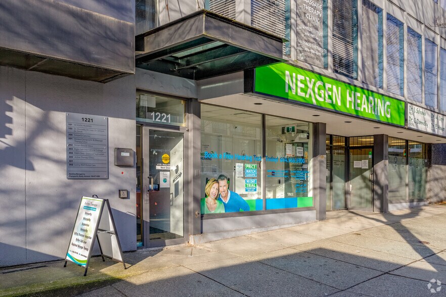 1221 Lonsdale Ave, North Vancouver, BC à louer - Photo de l’immeuble – Image 2 sur 5