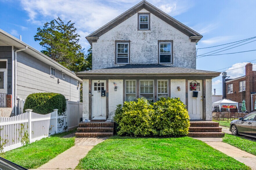 2 Carleton Pl, North Baldwin, NY à vendre - Photo principale – Image 1 sur 9