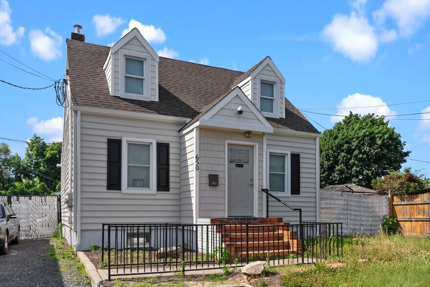 650 W Bridge St portefeuille de 2 biens à vendre sur LoopNet.fr - Photo de l’immeuble – Image 2 sur 36