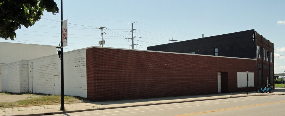 327 Broadway, Green Bay, WI à vendre - Photo principale – Image 2 sur 3