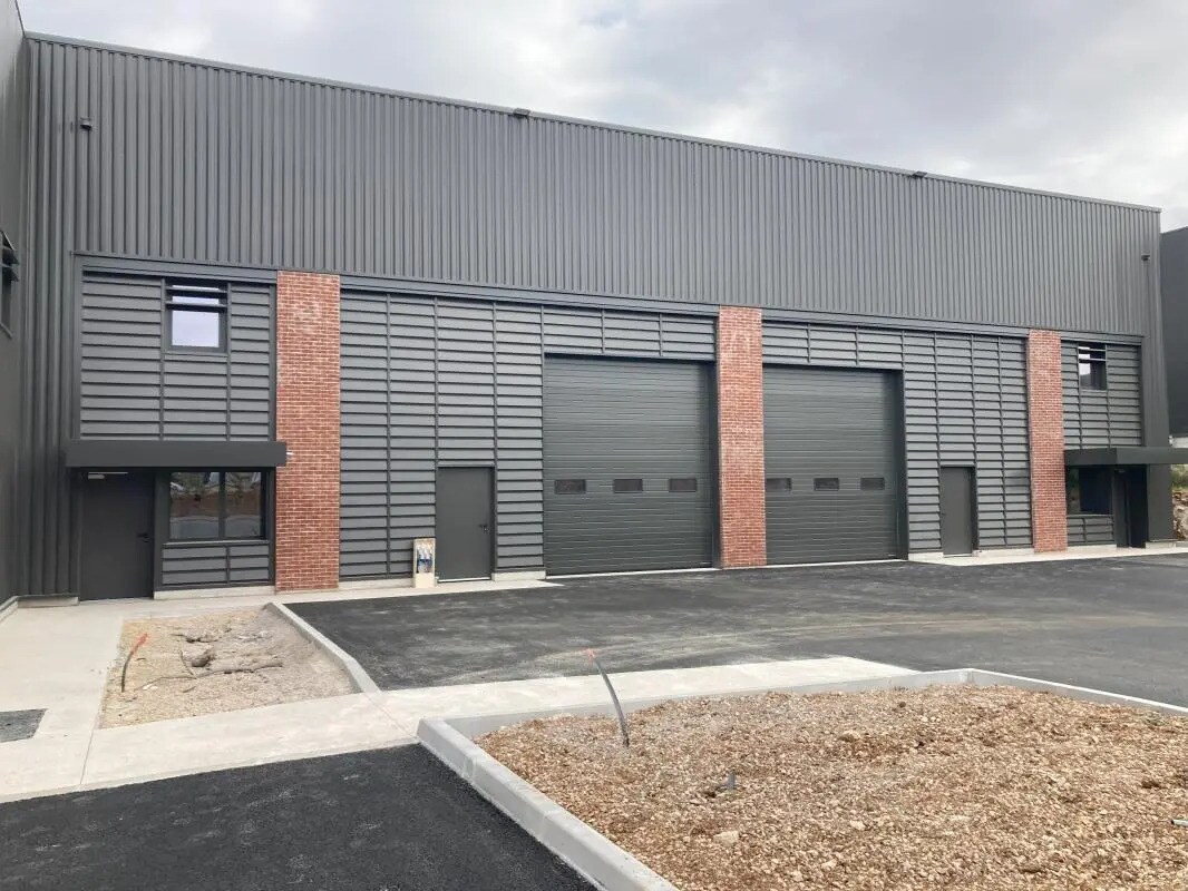 Industriel/Logistique dans Signes à vendre Photo de l’immeuble– Image 1 sur 17