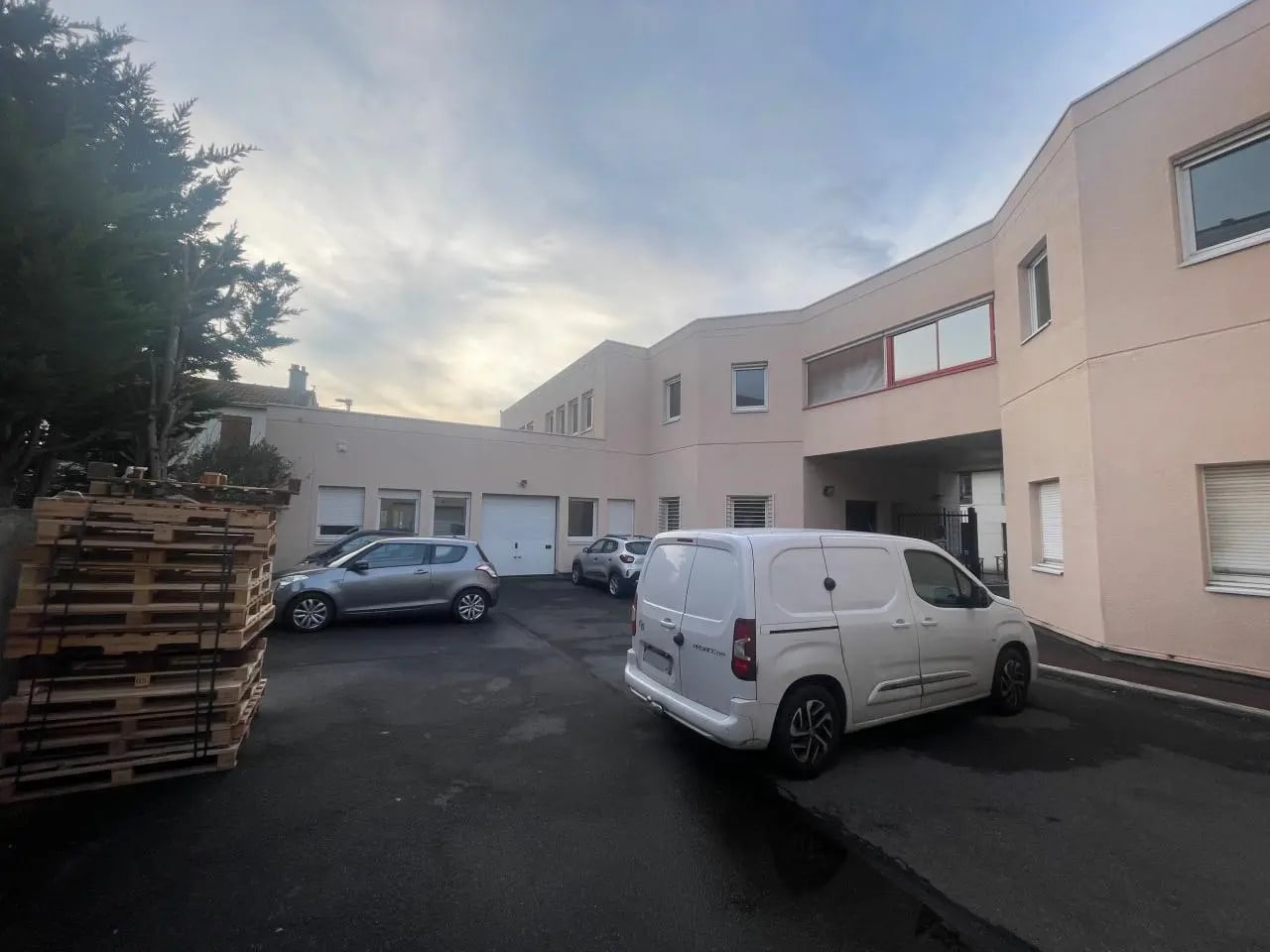 Local d'activités dans Nanterre à vendre Photo de l’immeuble– Image 1 sur 13