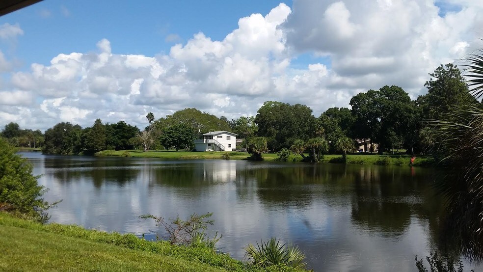 5717 Bessie Dr, Sarasota, FL à louer - Photo de l’immeuble – Image 3 sur 14