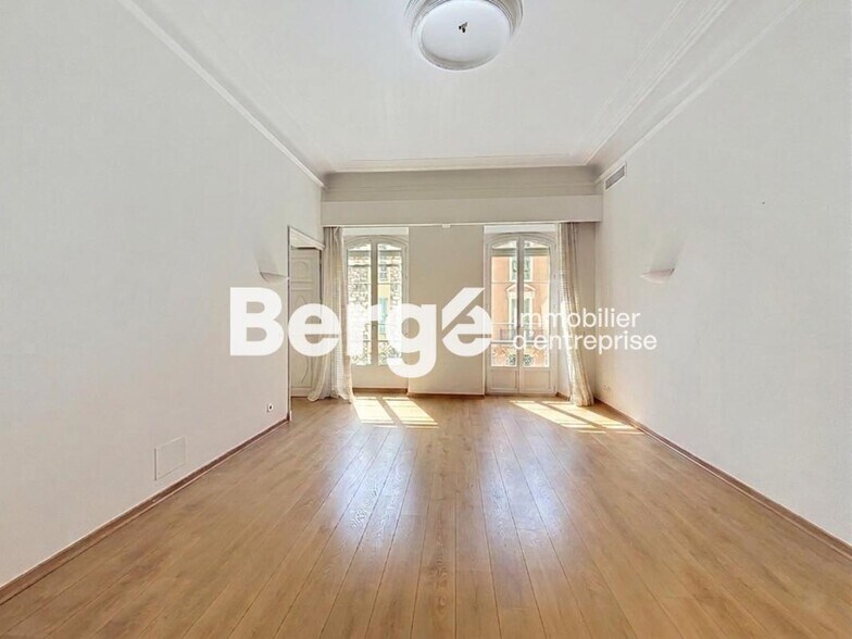 Bureau dans Nice à vendre - Photo de l’immeuble – Image 2 sur 20