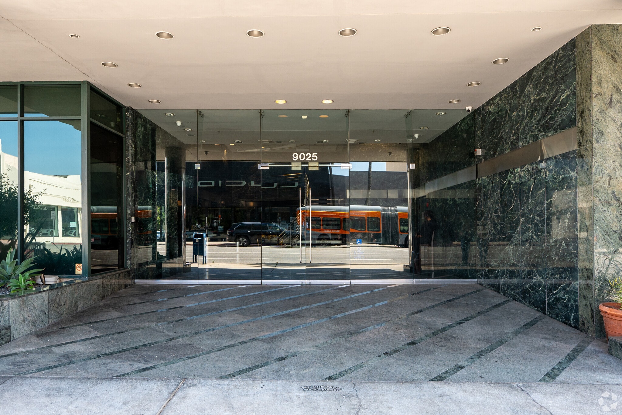 9025 Wilshire Blvd, Beverly Hills, CA à louer Photo de l’immeuble– Image 1 sur 29