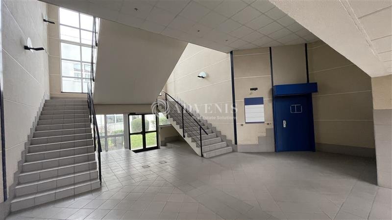 1 Rue Enrico Fermi, Saint-Thibault-des-Vignes à louer - Hall d’entrée – Image 3 sur 8