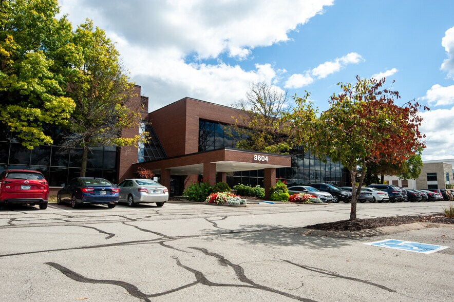 8604 Allisonville Rd, Indianapolis, IN à louer - Photo de l’immeuble – Image 2 sur 28