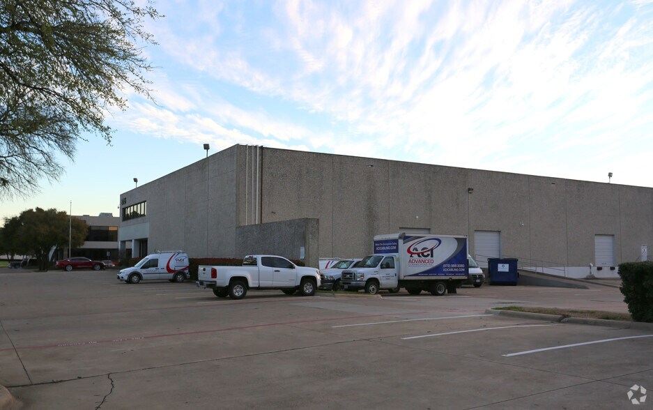 2015 McKenzie Dr, Carrollton, TX à louer - Photo de l’immeuble – Image 3 sur 3