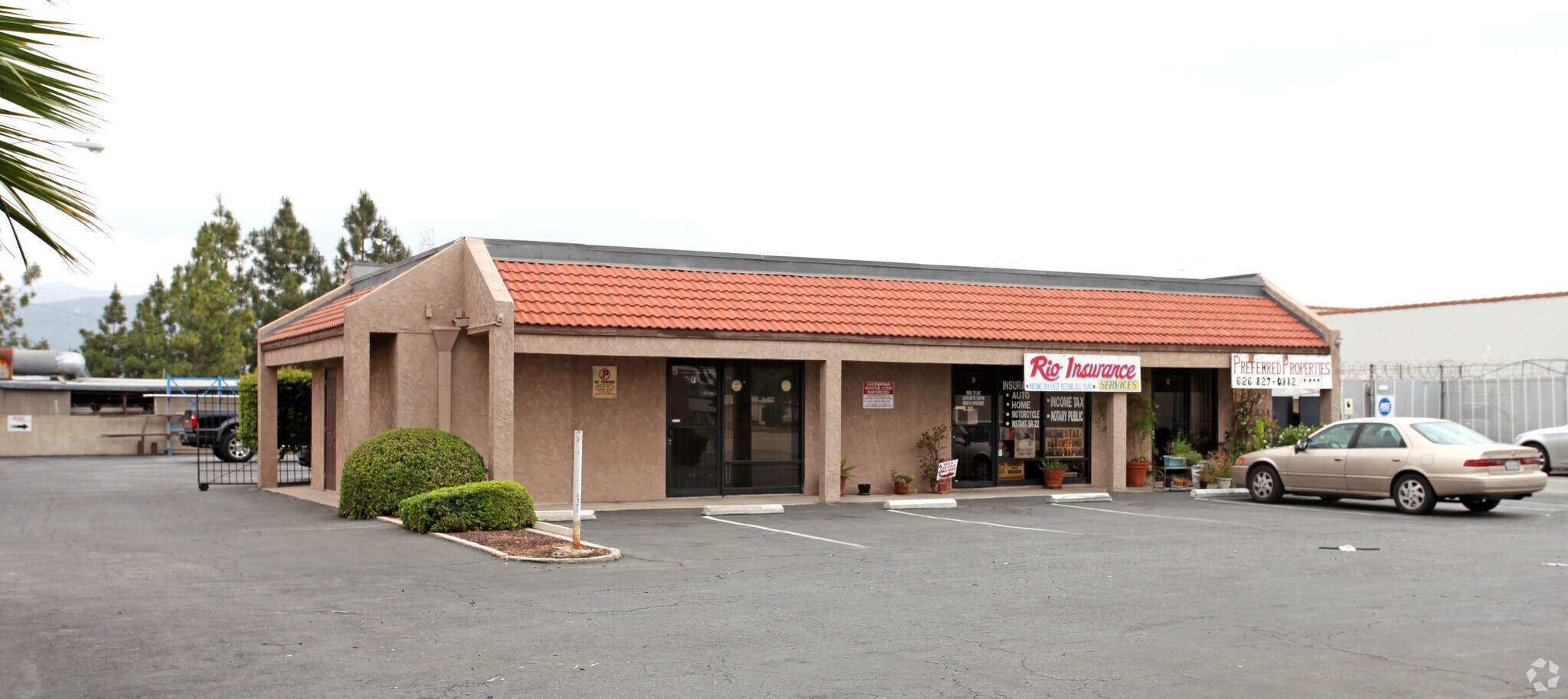 735 E Arrow Hwy, Azusa, CA à louer Photo principale– Image 1 sur 39