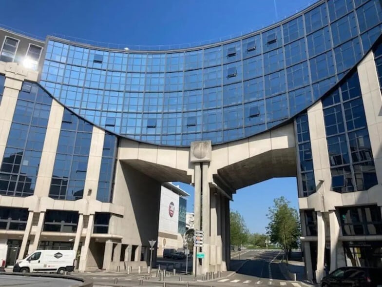 14-15 Place Georges Pompidou, Montigny-le-Bretonneux à louer - Photo de l’immeuble – Image 1 sur 2