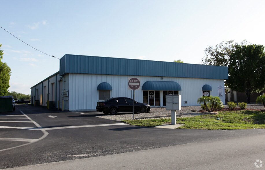 4573 Enterprise Ave, Naples, FL à louer - Photo de l’immeuble – Image 3 sur 24