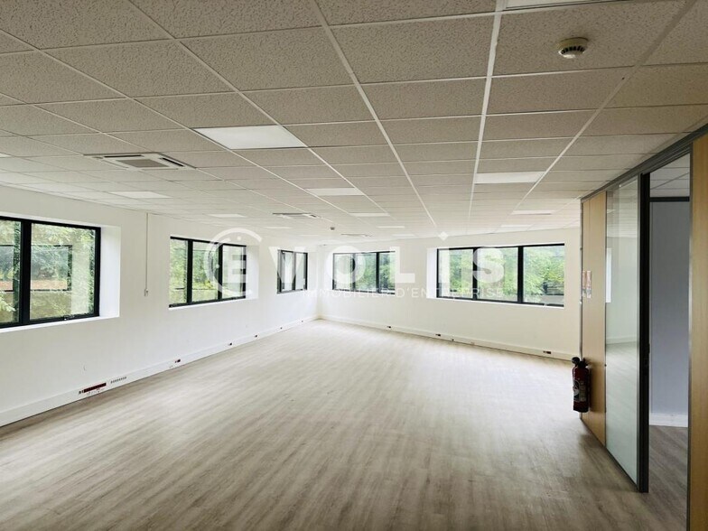 Bureau dans Champs-sur-Marne à louer - Photo de l’immeuble – Image 3 sur 9