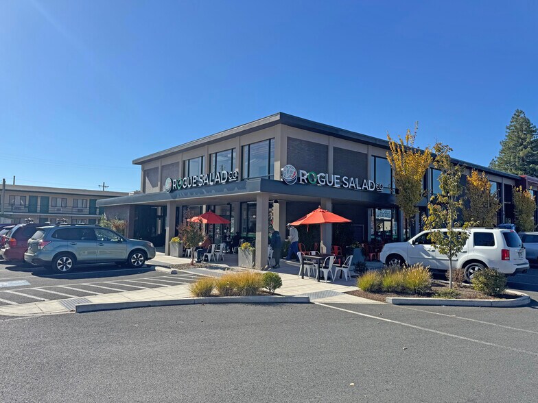 735 SE 6th St, Grants Pass, OR à louer - Photo de l’immeuble – Image 3 sur 9