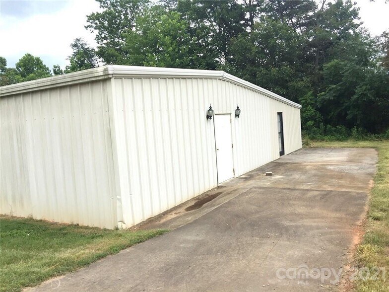 1035 Brandon Ln, Danbury, NC à vendre - Photo de l’immeuble – Image 2 sur 4
