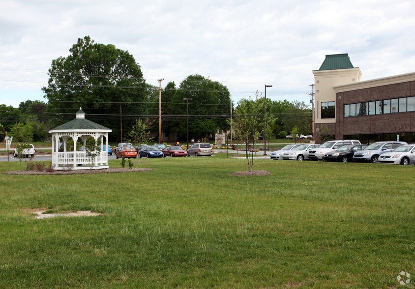 1400 Eastchester Dr, High Point, NC à louer - Photo de l’immeuble – Image 3 sur 11