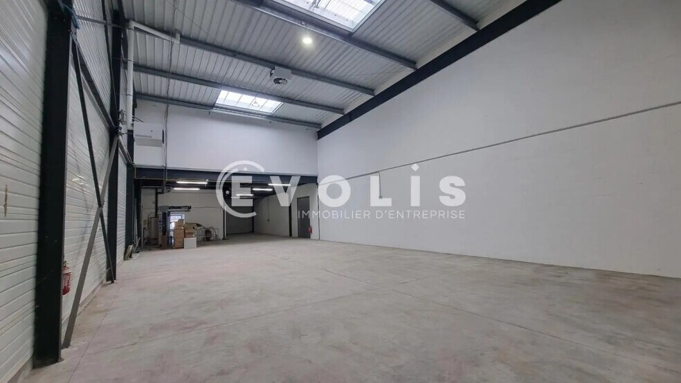 Local d’activités dans Collégien à louer - Photo de l’immeuble – Image 1 sur 12