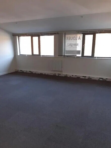 Bureau dans Champs-sur-Marne à louer - Photo de l’immeuble – Image 3 sur 7