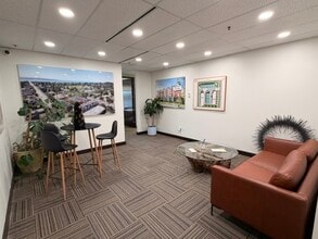 5811 Cooney Rd, Richmond, BC à louer Photo intérieure– Image 2 sur 9