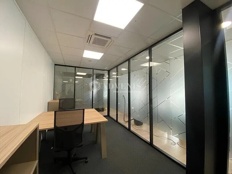 Bureau dans Élancourt à louer - Photo de l’immeuble – Image 3 sur 8