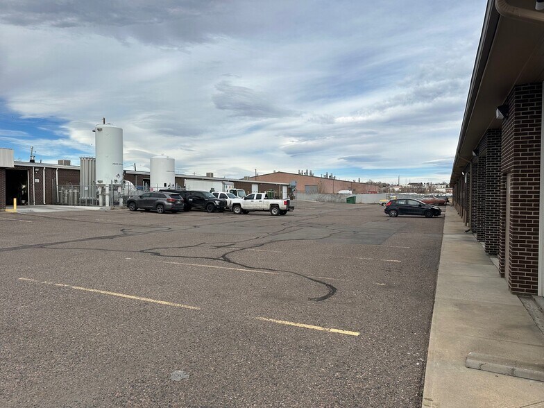 821-865 E 73rd Ave, Denver, CO à louer - Photo de l’immeuble – Image 2 sur 3