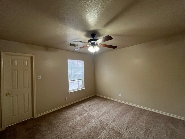 4606 Swann Ln, Kirby, TX à vendre - Photo de l’immeuble – Image 2 sur 25