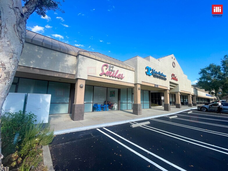 2315-2325 Kuehner Dr, Simi Valley, CA à louer - Photo de l’immeuble – Image 3 sur 14