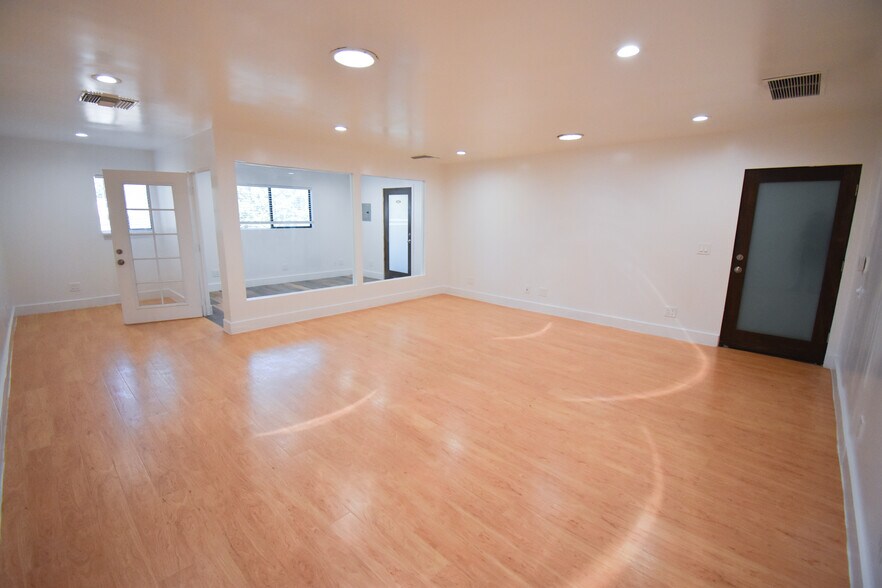 19709 Ventura Blvd, Woodland Hills, CA à louer - Photo de l’immeuble – Image 3 sur 8