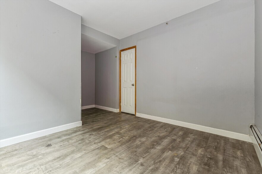 5735 Lawrence St, Flushing, NY à vendre - Photo de l’immeuble – Image 2 sur 12