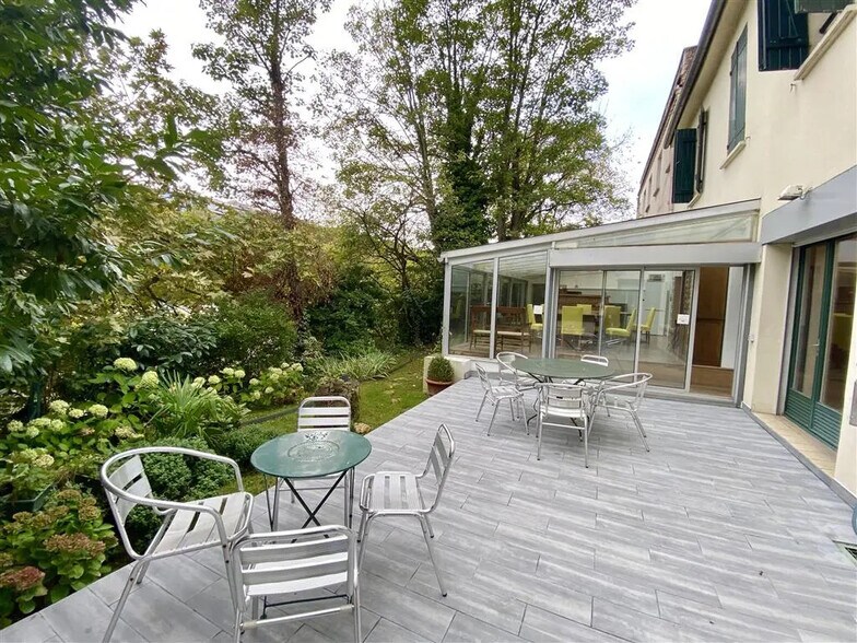 Bureau dans Neuilly-sur-Seine à louer - Photo de l’immeuble – Image 1 sur 9