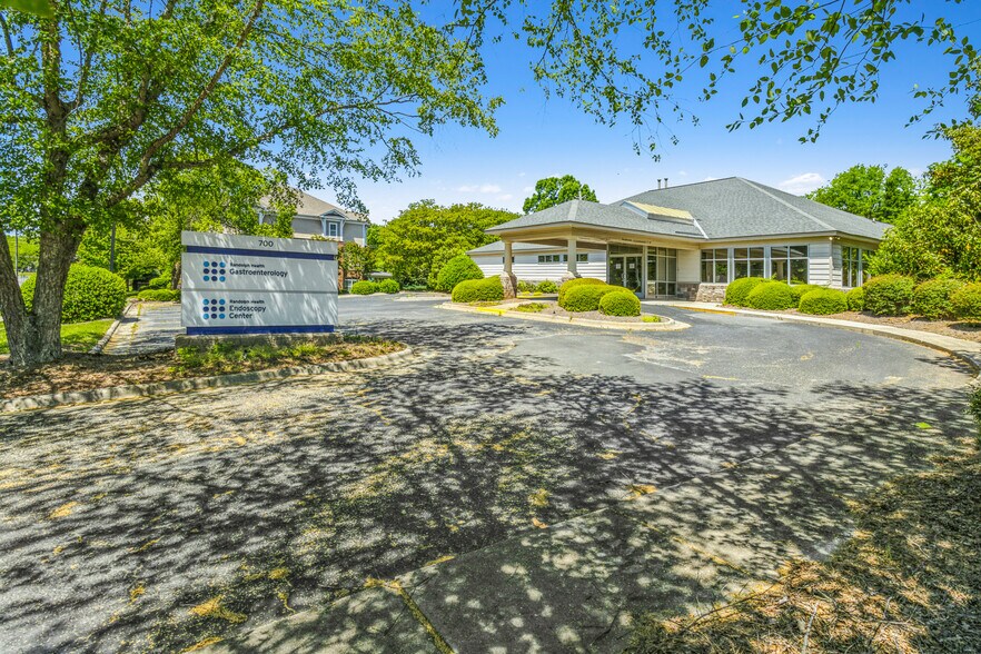 700 Sunset Ave, Asheboro, NC à vendre - Photo de l’immeuble – Image 3 sur 16