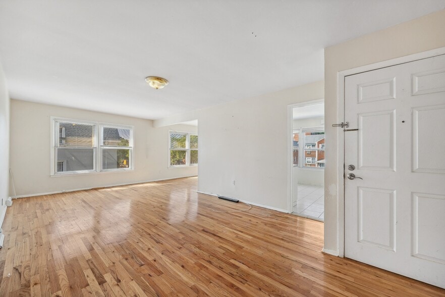21404 18th Ave, Bayside, NY à vendre - Photo intérieure – Image 3 sur 40