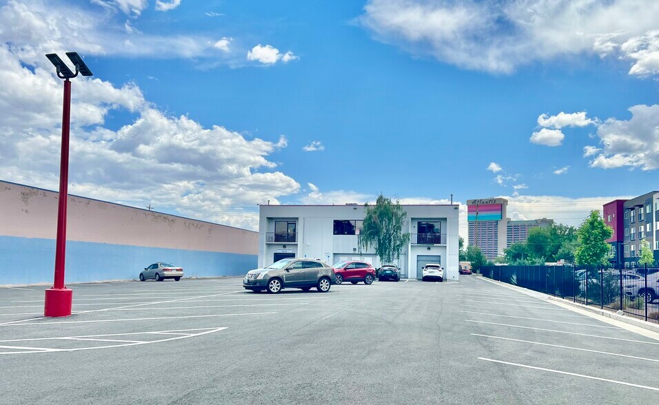 385 Gentry Way, Reno, NV à vendre - Photo de l’immeuble – Image 2 sur 13