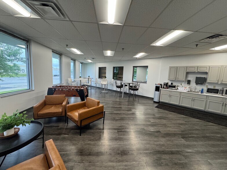 5110-5188 W 74th St, Indianapolis, IN à louer - Photo de l’immeuble – Image 3 sur 4