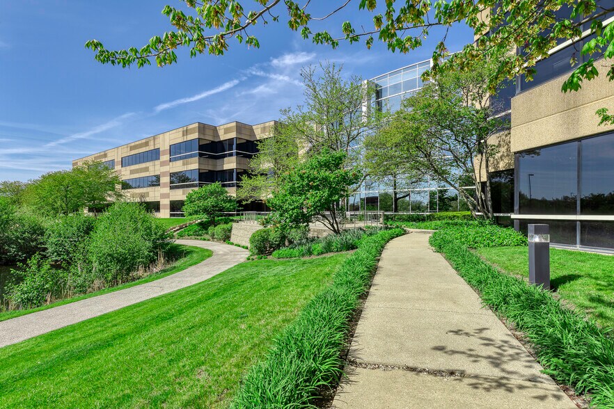 544 Lakeview Pkwy, Vernon Hills, IL à louer - Photo de l’immeuble – Image 2 sur 16